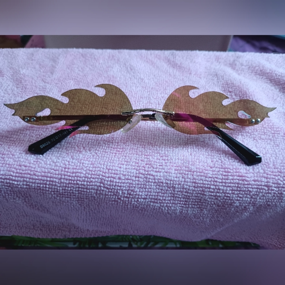 Flame-Shaped Sunglasses - Gold and Black